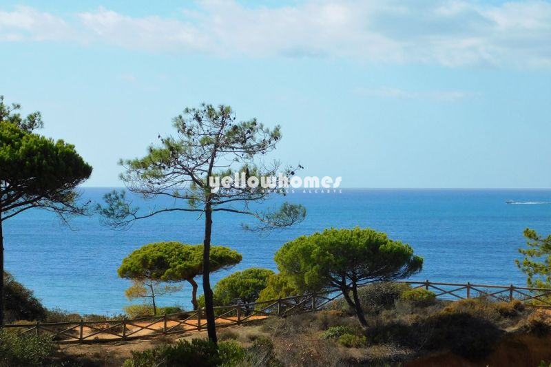 Oportunidade rara: Moradia frente à praia perto de Olhos de Agua / Albufeira